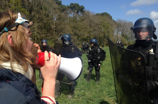 Une étudiante dit son texte aux gendarmes qui détruisent la ZAD de ND des Landes