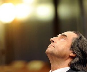 Le grand chef d'orchestre italien Riccardo Muti, les yeux levés vers le ciel.
